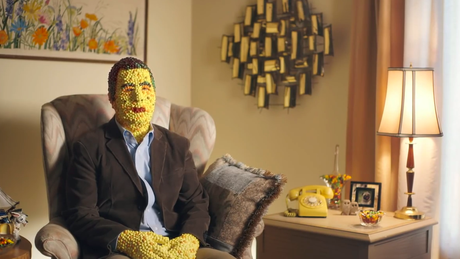 Skittles presenta al hombre que fue impactado por un arcoiris