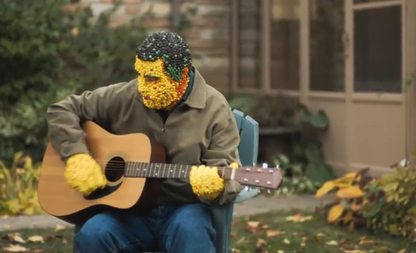 Skittles presenta al hombre que fue impactado por un arcoiris