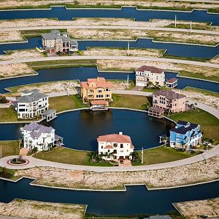 Escucha el single de regreso de Modest Mouse: 'Lampshades on Fire'