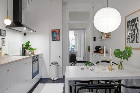 suelo de madera blanca puro nórdico en blanco gris y negro piso pequeño estilo nórdico muebles de diseño lámina poster new york manhattan estilo nórdico estanterías string diseño sueco diseño nórdico cocinas blancas pequeñas nórdicas blog decoración nórdica 