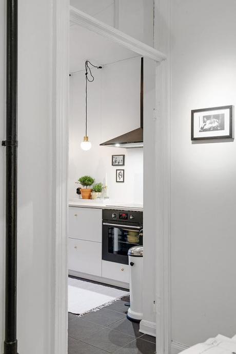 suelo de madera blanca puro nórdico en blanco gris y negro piso pequeño estilo nórdico muebles de diseño lámina poster new york manhattan estilo nórdico estanterías string diseño sueco diseño nórdico cocinas blancas pequeñas nórdicas blog decoración nórdica 