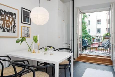 suelo de madera blanca puro nórdico en blanco gris y negro piso pequeño estilo nórdico muebles de diseño lámina poster new york manhattan estilo nórdico estanterías string diseño sueco diseño nórdico cocinas blancas pequeñas nórdicas blog decoración nórdica 