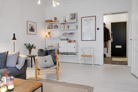 suelo de madera blanca puro nórdico en blanco gris y negro piso pequeño estilo nórdico muebles de diseño lámina poster new york manhattan estilo nórdico estanterías string diseño sueco diseño nórdico cocinas blancas pequeñas nórdicas blog decoración nórdica 