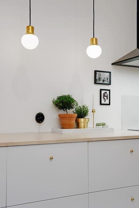 suelo de madera blanca puro nórdico en blanco gris y negro piso pequeño estilo nórdico muebles de diseño lámina poster new york manhattan estilo nórdico estanterías string diseño sueco diseño nórdico cocinas blancas pequeñas nórdicas blog decoración nórdica 