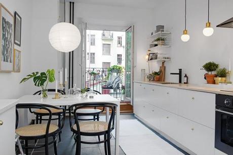 suelo de madera blanca puro nórdico en blanco gris y negro piso pequeño estilo nórdico muebles de diseño lámina poster new york manhattan estilo nórdico estanterías string diseño sueco diseño nórdico cocinas blancas pequeñas nórdicas blog decoración nórdica 