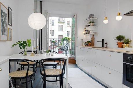 suelo de madera blanca puro nórdico en blanco gris y negro piso pequeño estilo nórdico muebles de diseño lámina poster new york manhattan estilo nórdico estanterías string diseño sueco diseño nórdico cocinas blancas pequeñas nórdicas blog decoración nórdica 