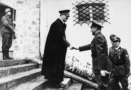 10 curiosidades sobre Adolf Hitler Adolf Hitler con su abrigo