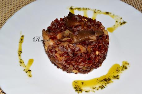 Arroz rojo salteado con setas y piñones