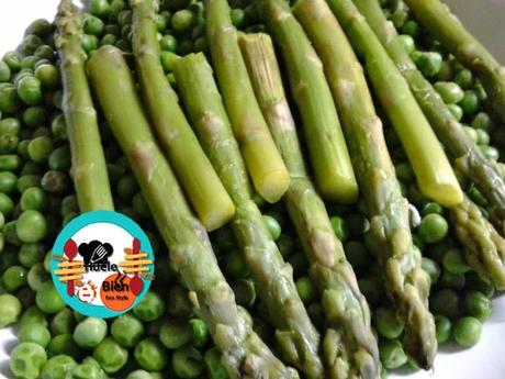 Espárragos trigueros con crema de tomate