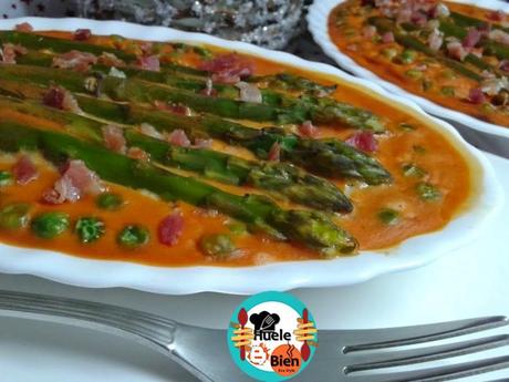 Espárragos trigueros con crema de tomate