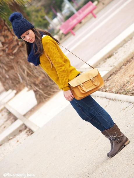 Outfit: Mustard sweater and pompom beanie OUTFIT MUSTARD SWEATER AND POMPON BEANIE