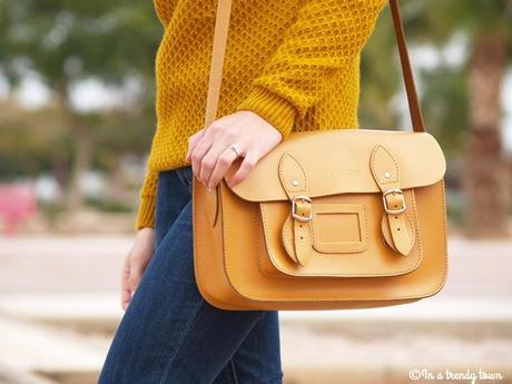 OUTFIT MUSTARD SWEATER AND POMPON BEANIE