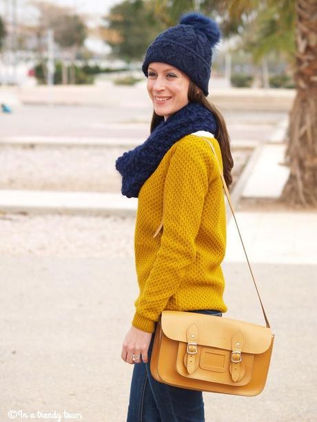 OUTFIT MUSTARD SWEATER AND POMPON BEANIE