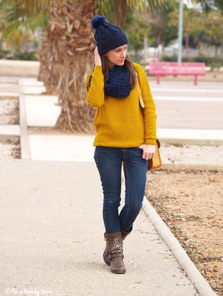OUTFIT MUSTARD SWEATER AND POMPON BEANIE