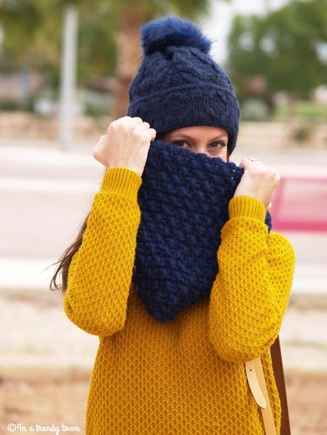 OUTFIT MUSTARD SWEATER AND POMPON BEANIE