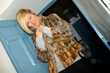 Gris y camel.  Sweater gris y falda skater.