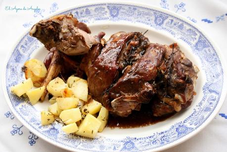 Pierna de cordero asada, salsa de vino, navidad