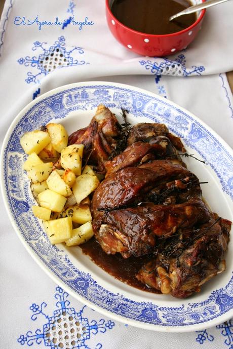 pierna de cordero asada, salsa de vino,ciruelas, navidad