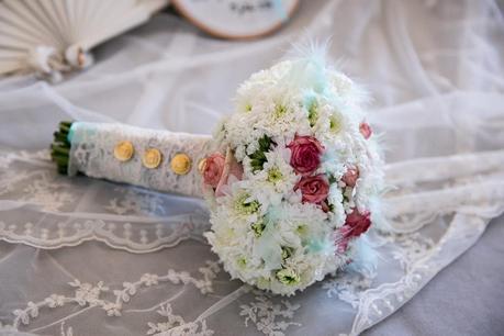 Ramo de novia de crisantemos blancos y rosas color rosa Ramo de novia de plumas