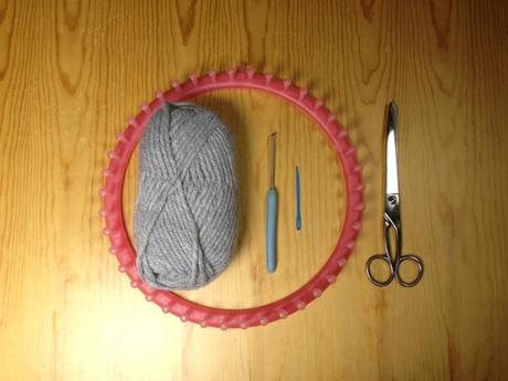 Materiales básicos para el tutorial de la capa poncho tejida en telar circular