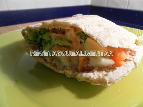 PAN PITA CON SALMÓN Y SALSA DE YOGUR