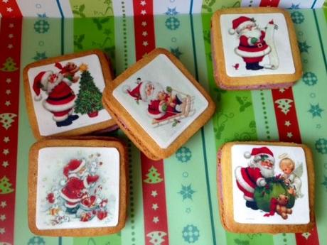 Galletas para Navidad de cacao blanco y mora decoradas con papel de azúcar