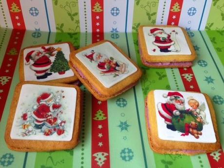 Galletas para Navidad de cacao blanco y mora decoradas con papel de azúcar