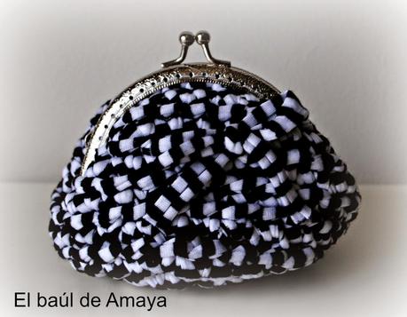 MONEDEROS DE TRAPILLO EN BLANCO Y NEGRO CON BOQUILLA EN PLATA