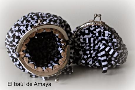 MONEDEROS DE TRAPILLO EN BLANCO Y NEGRO CON BOQUILLA EN PLATA