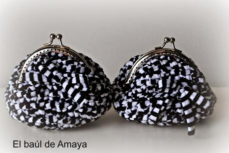 MONEDEROS DE TRAPILLO EN BLANCO Y NEGRO CON BOQUILLA EN PLATA