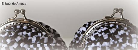 MONEDEROS DE TRAPILLO EN BLANCO Y NEGRO CON BOQUILLA EN PLATA