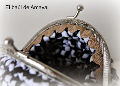 MONEDEROS DE TRAPILLO EN BLANCO Y NEGRO CON BOQUILLA EN PLATA