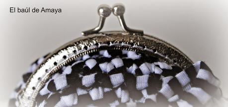 MONEDEROS DE TRAPILLO EN BLANCO Y NEGRO CON BOQUILLA EN PLATA