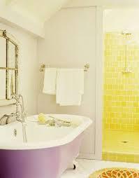 Decora con amarillo tu baño
