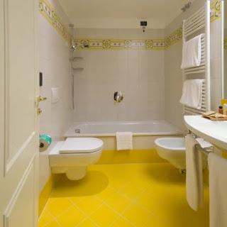 Decora con amarillo tu baño