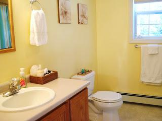 Decora con amarillo tu baño