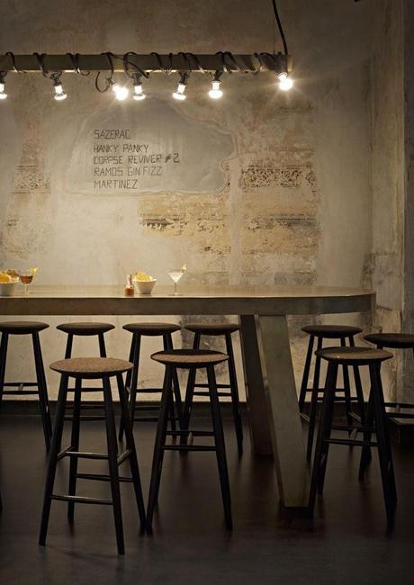 Austero pero de gran atractivo el diseño de este bar de copas en Milán