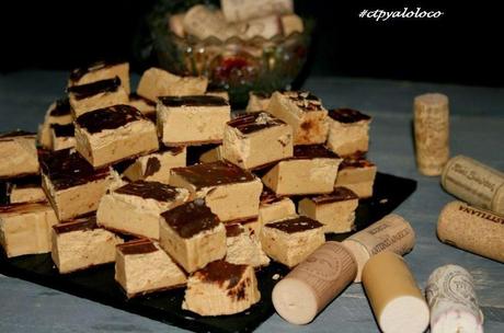 Cuadrados de turron, chocolate con leche y pimienta rosa
