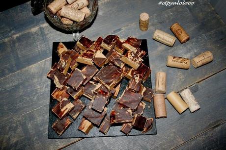 Cuadrados de turron, chocolate con leche y pimienta rosa