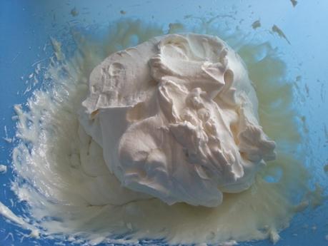 POSTRE IMPROVISADO DE QUESO Y CRUJIENTE DE CHOCOLATE