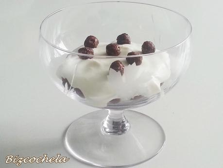 POSTRE IMPROVISADO DE QUESO Y CRUJIENTE DE CHOCOLATE