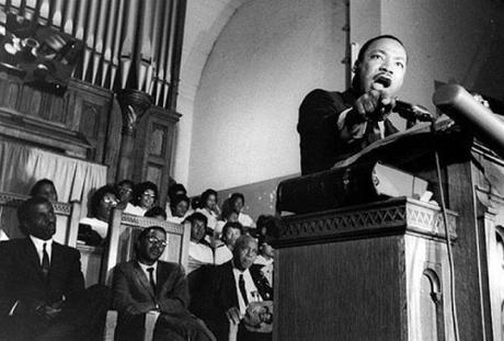 Marthin Luther King Jr. predicando en Ebenezer Baptist Church, iglesia donde dio su primer sermón. Las comunidades cristianas afroamericanas jugaron un papel clave en la lucha por los derechos civiles. Ejemplo claro de cómo la fe puede fomentar valores positivos a gran escala.