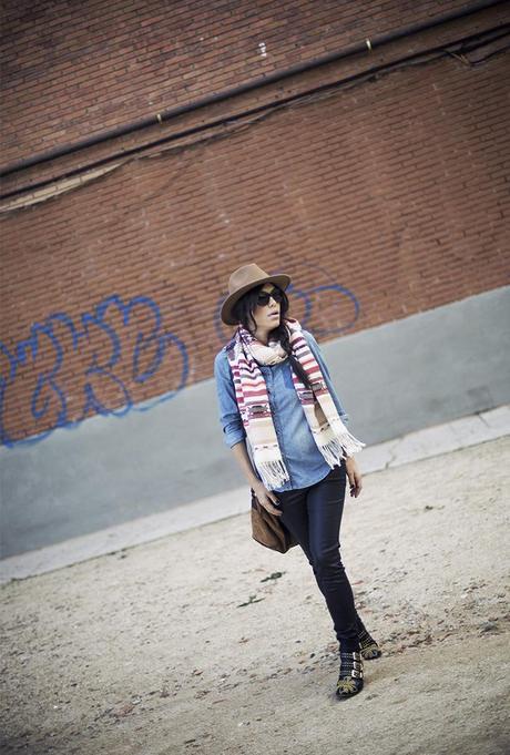 street style barbara crespo ethnic scarf hake bag denim shirt fashion blogger outfit blog de moda