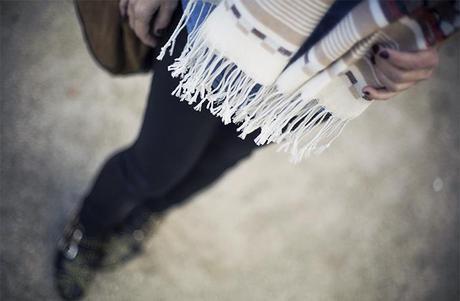 street style barbara crespo ethnic scarf hake bag denim shirt fashion blogger outfit blog de moda