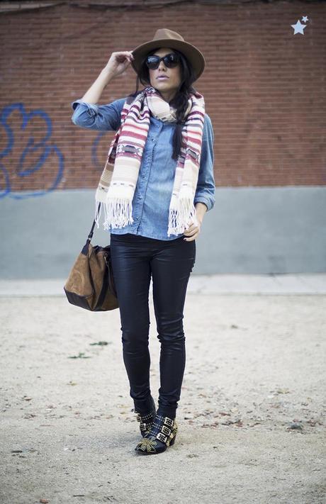 street style barbara crespo ethnic scarf hake bag denim shirt fashion blogger outfit blog de moda