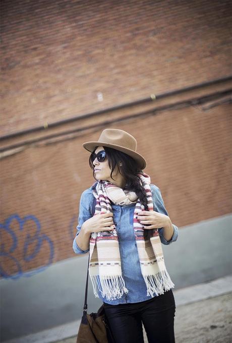 street style barbara crespo ethnic scarf hake bag denim shirt fashion blogger outfit blog de moda