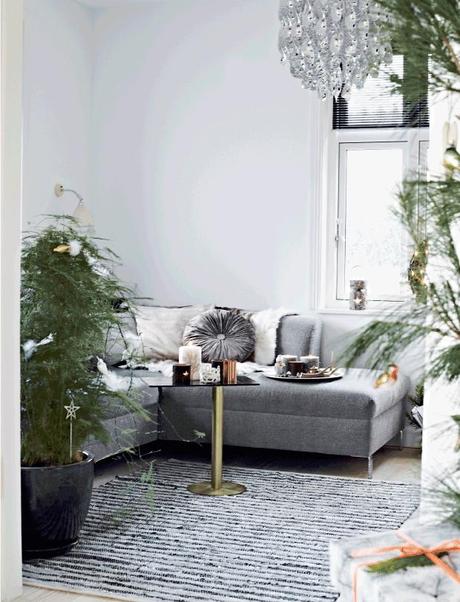 Una navidad escandinava en un piso en blanco, negro y camel