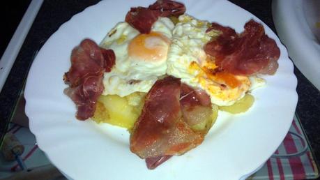 HUEVOS ESTRELLADOS CON JAMÓN