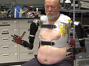 Logran amputado pueda controlar brazos robóticos sólo cerebro