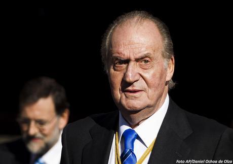 Porqué abdicó el Rey Juan Carlos de España?